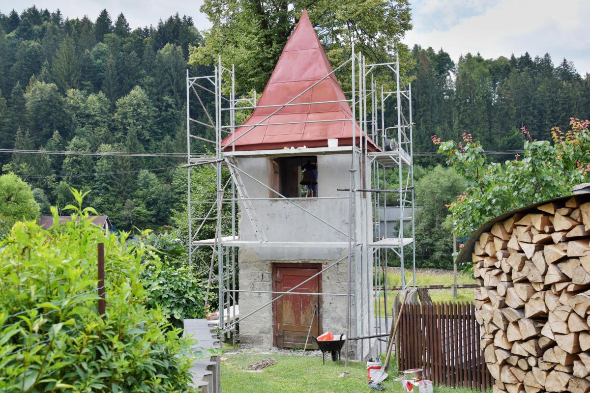 Mesto renovuje zvoničku v Bujakove. 